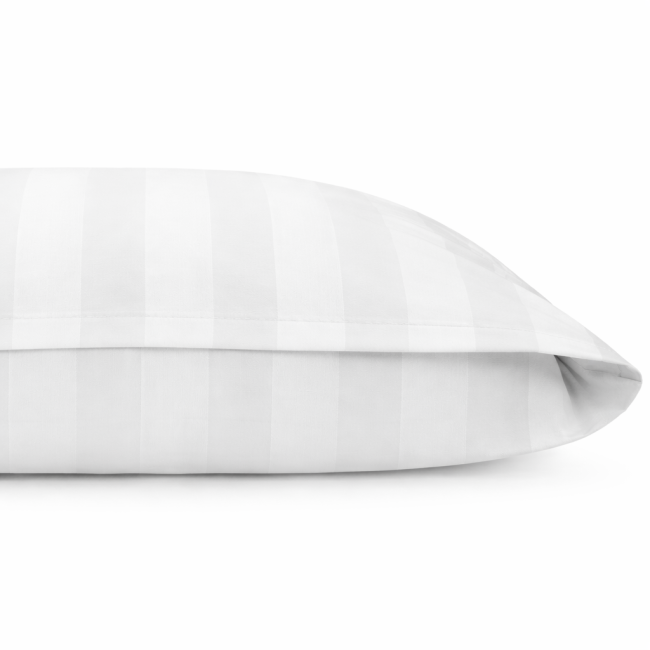 Pościel hotelowa bawełniana 140x200 w pasy 2-cm w kolorze białym, rozłożona na płasko. Wzór w delikatne pionowe linie, z zakładką 30 cm. Widoczne brzegi z gładkim obszyciem. Tło białe, bez dodatkowych elementów.