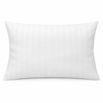 Biała pościel hotelowa bawełniana 140x200 z 2-cm pasami, leżąca na płasko. Widoczne pasy nadające teksturę, bez logo lub ozdób. Produkt rozłożony na jednolitym tle, gotowy do użycia.