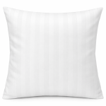 Pościel hotelowa bawełniana 160x200 w pasy 2-cm biała, w ujęciu frontalnym, leżąca na płaskiej powierzchni. Widoczne poziome, matowe pasy o delikatnej fakturze, materiał gładki, brak jakichkolwiek napisów czy logo.