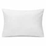 Pościel hotelowa bawełniana 140x200 w pasy 4-mm biała na zakładkę 30 cm, ułożona płasko na białym tle. Zbliżenie na gładką fakturę materiału, z widocznymi pionowymi prążkami oraz zakładkami. Produkt nowy, gotowy do użycia.