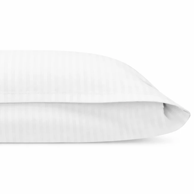 Pościel hotelowa bawełniana 160x200, biała z delikatnymi paskami 4 mm, wykonana z gładkiego materiału. Zbliżenie na poszewkę wolnostojącą z zakładką 30 cm, ukazuje teksturę i detale wykończenia. Tło proste, białe.