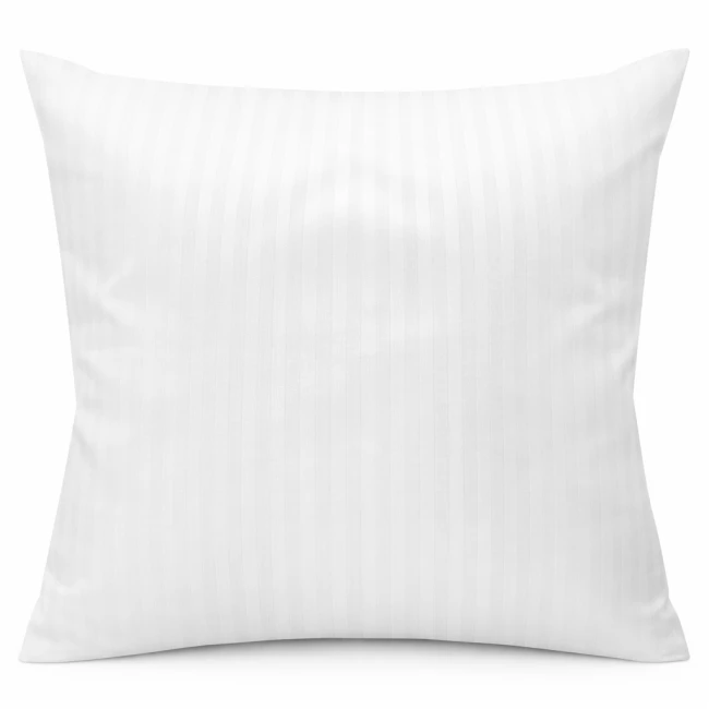 Pościel hotelowa bawełniana 160x200 w pasy 4-mm w kolorze białym, widoczna z przodu. Materiał gładki, z delikatnym wzorem pionowych pasków. Produkt leżący, z nałożonymi na siebie poszewkami na poduszki. Ułożony na jednolitym, jasnym tle.