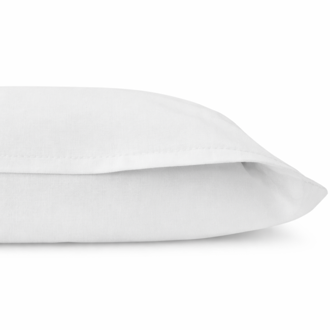 Pościel hotelowa bawełniana 220x200 cm, gładka, biała, z zakładką 30 cm. Widok z boku z leżącego koca, ujawniającego jego prosty, elegancki krój. Tekstura materiału gładka, bez widocznych wzorów czy napisów. Tło białe, minimalistyczne.