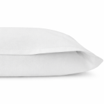 Biała pościel hotelowa bawełniana 160x200 cm, leżąca na płasko, z zakładką 30 cm. Gładka powierzchnia bez wzorów, zapewniająca estetyczny wygląd. Wykonana z wysokiej jakości bawełny, idealna do eleganckiego wystroju.