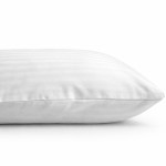 Poszewka na poduszkę hotelowa 70x80 cm w kolorze białym, z delikatnym paskiem o szerokości 1 cm. Produkt leży na płaskiej powierzchni, pokazując gładką teksturę materiału oraz zszycie. Brak widocznych napisów lub logo.