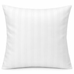 Poszewka na poduszkę 40x40 cm w białym kolorze z delikatnym paskiem o szerokości 2 cm, leżąca na jednolitym tle, wykonana z gładkiego materiału. Produkt o prostokątnym kształcie, idealny do aranżacji sypialni lub salonu.