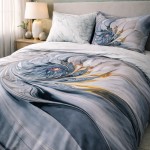 Zbliżenie na pościel satyna bawełniana 220x200 w szaro-beżową abstrakcję, rozłożona na łóżku. Wzór spiralny z delikatnymi akcentami niebieskiego i pomarańczowego. Poszewka na poduszkę w zestawie. Ujęcie z góry, na jednolitym tle w tle.