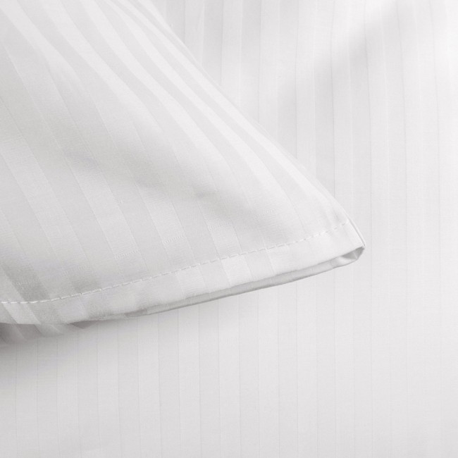 Pościel hotelowa bawełniana 160x200 w pasy 1cm w kolorze białym, z zakładką 30 cm. Widoczna struktura materiału oraz detale brzegów poszewek. Ujęcie z boku, zbliżenie na poszewkę poduszki, na jasnym tle.