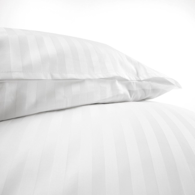 Pościel hotelowa bawełniana 140x200 w pasy 2 cm, biała, z poszewką na poduszkę. Produkt leży na białym tle, ukazując delikatne pasy i gładką fakturę materiału. Zestaw składa się z prześcieradła oraz poszewek na poduszki.