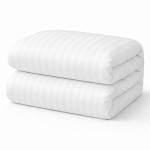 Pościel hotelowa bawełniana 140x200 cm w białe pasy o szerokości 2 cm, z zakładką 30 cm. Produkt leży na białym tle, z widocznymi zaokrąglonymi brzegami. Materiał ma gładką, teksturowaną powierzchnię.