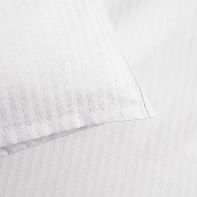 Pościel hotelowa bawełniana 220x200 w pasy 4-mm biała na zakładkę 30 cm, zbliżenie na poszewkę i część prześcieradła. Materiał o gładkiej fakturze, cienkie, białe pasy zapewniają elegancki wygląd. Widoczny detal zakładki i przeszycia.
