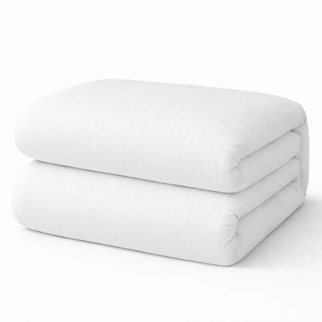 Pościel hotelowa bawełniana 140x200 cm w białe pasy 4 mm, z zakładką 30 cm. Produkt złożony, leżący na białym tle, z gładką, teksturowaną powierzchnią. Pasuje do standardowych łóżek hotelowych, zapewnia komfort i elegancki wygląd.