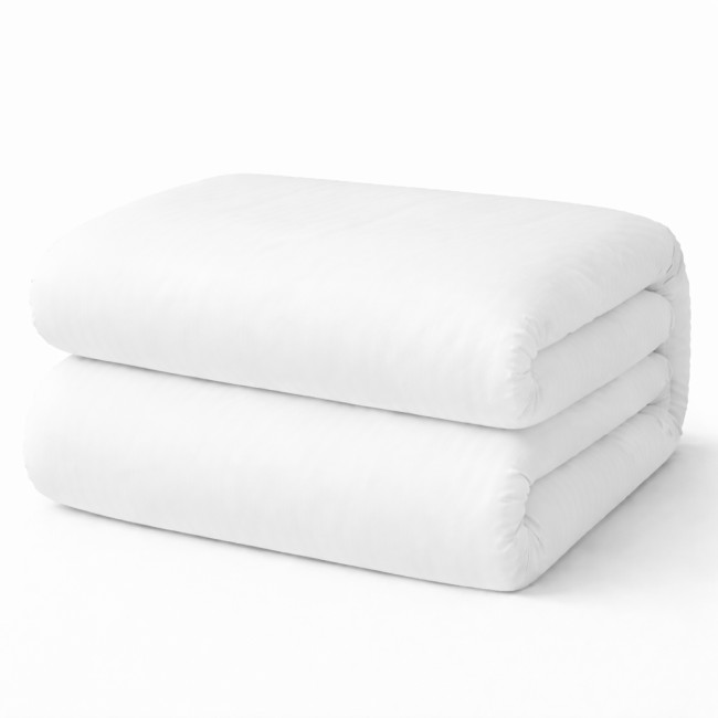 Pościel hotelowa bawełniana w kolorze białym, gładka, o wymiarach 160x200 cm. Złożona w stosie, z wykończeniem na zakładkę 30 cm. Materiał teksturowany, idealna do użytku hotelowego lub domowego.