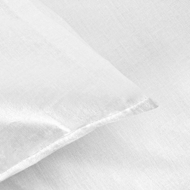 Bawełniana pościel hotelowa 160x200 w gładkim białym kolorze, prezentująca zakładkę 30 cm. Ułożona na płasko, z widocznymi, minimalistycznymi detalami. Tło jednolite, podkreślające teksturę materiału.