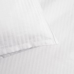 Biała poszewka na poduszkę 70x80 cm z delikatnym wzorem w paski 4 mm. Produkt leży rozłożony na jednolitym tle. Widoczna zakładka oraz gładka tekstura materiału, bez dodatkowych ozdobników. Idealna do aranżacji sypialni.