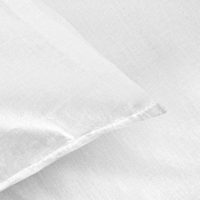 Poszewka na poduszkę hotelowa 50x60 cm, biała, gładka, leżąca na jednolitym tle. Zakończenie na zakładkę, subtelna tekstura materiału. Brak widocznych wzorów czy napisów.