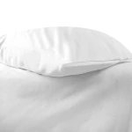 Poszewka na poduszkę hotelowa 50x60 cm w kolorze białym, gładka, leżąca na podłożu. Widoczny krawędź z zakładką, prezentująca prosty i elegancki wygląd. Tło białe, co podkreśla czystość i minimalistyczny styl produktu.