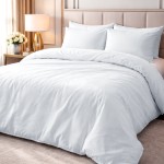 Biała poszewka na poduszkę 40x40 hotelowa w gładkim wykończeniu, leżąca na łóżku. Widoczna jest jej prosta faktura. W tle minimalistyczne wnętrze z drewnianą komodą i rośliną w koszu.