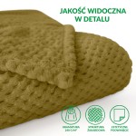 Koc żakardowy o wymiarach 200x220 cm, w kolorze oliwkowym, z teksturą przypominającą pęcherzyki. Złożony w widoku z góry, pokazuje miękką fakturę i rąbek. Idealny do użytku domowego, na łóżko lub kanapę.