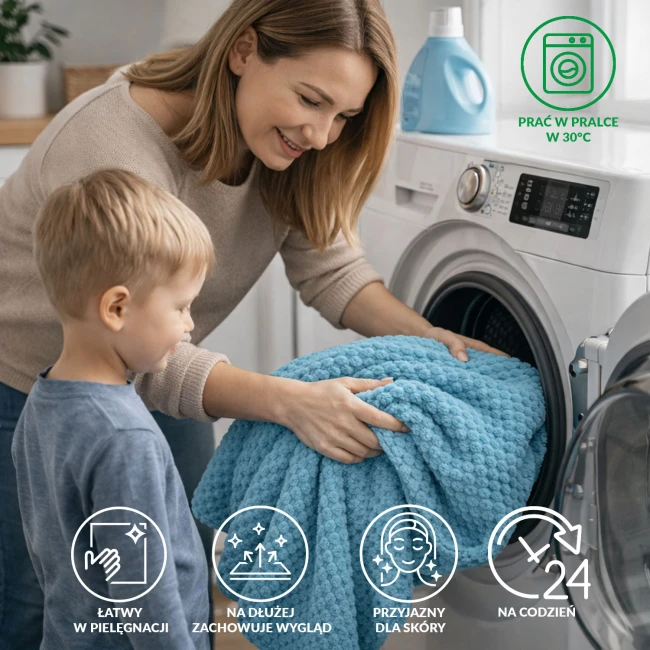 Koc żakardowy Amorro w jasnym turkusie o wymiarach 150x200 cm, lekko teksturowany, umieszczany w pralce. Widoczna kobieta z dzieckiem, wkładająca koc do pralki. Na tle symboli dotyczących pielęgnacji.