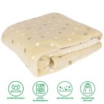 Koc mikrofibra w rozmiarze 200x220 cm, w kolorze limonkowym z białymi i szarymi kropkami. Złożony, leżący na jednolitym tle, z mięsistą, miękką fakturą, idealny na czas relaksu lub jako dodatek do aranżacji wnętrza.