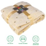 Koc mikrofibra 150x200 w kolorze limonkowym, z delikatnymi, okrągłymi kropkami. Złożony na pół, z widocznym złotym paskiem. Materiał miękki z teksturą. Brak widocznych napisów i logo. Ułożony na jasnym tle. Idealny do użycia w salonie lub sypialni.