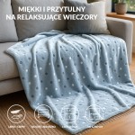 Puszysty koc dekoracyjny 200x220 cm w jasnym niebieskim kolorze z wzorem neonowych kropek. Miękki i ciepły, leżący na sofie, idealny na relaksujące wieczory.