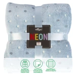 Koc mikrofibra w kolorze błękitnym, rozmiar 200x220 cm, ozdobiony wzorem neonowych kropek. Złożony, zapakowany w niebieską wstążkę, z logo DARYmex. Miękka, teksturowana powierzchnia.