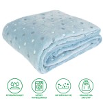 Koc mikrofibra w kolorze błękitnym z wzorem w kolorowe kropki. Rozmiar 200x220 cm, złożony w prostokątny kształt. Materiał miękki i przyjemny w dotyku, idealny do użytku w domu lub na tarasie.