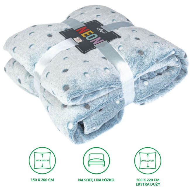 Koc mikrofibra 200x220 cm w kolorze laguny, z wzorem w jasne i ciemne kropki, zwinięty i związany szeroką taśmą. Materiał ma miękką, puszystą fakturę, idealny do użytku w domu. Widoczne logo na taśmie.