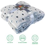 Koc mikrofibra 150x200 w kolorze szarym z neonowymi kropkami w odcieniach niebieskiego i czarnego, złożony i związany srebrną wstążką. Widoczna metka z napisem NEON.