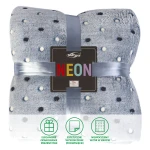 Koc mikrofibra w kolorze niebieskim z białymi i czarnymi kropkami, o wymiarach 200x220 cm. Produkt złożony, związany niebieską wstążką. Etykieta z logo DARYmex oraz napisem NEON w kolorowych literach. Jasne tło.