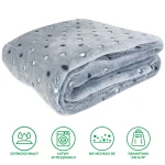 Koc mikrofibra 200x220 cm w kolorze navy z białymi i czarnymi kropeczkami, złożony w prostokątny kształt, ukazujący miękką fakturę i wzór. Produkt leży na białym tle, bez dodatkowych elementów.