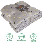 Koc mikrofibra 200x220 cm w kolorze popielatym, z wzorem neonowych kropek w żółtym i czarnym. Złożony, z widoczną srebrną wstążką i metką na środku. Materiał miękki i przyjemny w dotyku. Ułożony na jasnym tle.