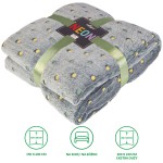 Koc mikrofibra 200x220 w kolorze malachitowym z neonowymi kropkami. Złożony, leżący na płaskiej powierzchni, z zieloną wstążką i etykietą w widocznym miejscu. Miękka, teksturowana powierzchnia, przyjemna w dotyku. Idealny do użytku w domu.