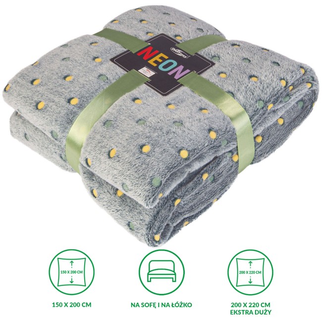 Koc mikrofibra 150x200 o fakturze pluszowej, w kolorze szarym z neonowymi kropkami w żółtym i zielonym, złożony i przewiązany zieloną wstążką. Widoczne logo na metce. W zdjęciu frontalne ujęcie bez dodatkowego tła.