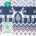 Pościel flanelowa w rozmiarze 220x200 cm w kolorze bordowym z białym wzorem przedstawiającym renifery, geometryczne kształty i kratkę. Ujęcie z góry, leżąca na jednolitym tle, pokazuje detal wzoru i fakturę materiału.