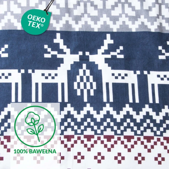 Pościel flanelowa w rozmiarze 220x200 cm w kolorze bordowym z białym wzorem przedstawiającym renifery, geometryczne kształty i kratkę. Ujęcie z góry, leżąca na jednolitym tle, pokazuje detal wzoru i fakturę materiału.