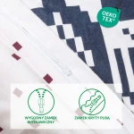 Flanelowa pościel 220x200 w kolorze bordowym z motywem reniferów i kratki. Zamek błyskawiczny widoczny na krawędzi narzuty, ukazuje wygodne łączenie elementów. Spód materiału jest miękki, a wierzch z wyraźnym wzorem, utrzymanym w zimowej stylistyce.