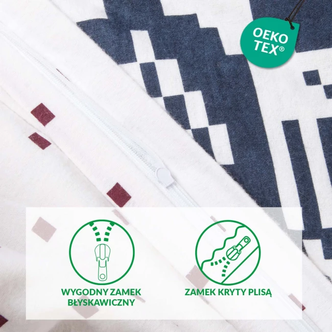 Flanelowa pościel 220x200 w kolorze bordowym z motywem reniferów i kratki. Zamek błyskawiczny widoczny na krawędzi narzuty, ukazuje wygodne łączenie elementów. Spód materiału jest miękki, a wierzch z wyraźnym wzorem, utrzymanym w zimowej stylistyce.