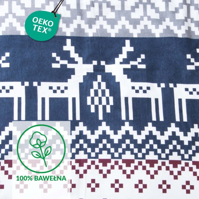 Pościel flanelowa w rozmiarze 160x200 cm, w bordowym kolorze z wzorem reniferów i geometrycznymi kratkami. Tkanina o miękkiej fakturze. Ujęcie w zbliżeniu, skupione na wzorze. Tło jasne, podkreślające detale. Produkt leżący, gotowy do użycia w sypialni.