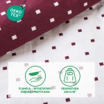 Pościel flanelowa 160x200 w bordowym kolorze z wzorem reniferów oraz białymi kwadratami. Ukazana na tle białym, leżąca w złożonym układzie, z widocznymi detalami faktury materiału. Zestaw zawiera poszewkę na poduszkę i kołdrę.