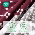 Pościel flanelowa 160x200 w bordowym kolorze z białymi reniferami i szaro-białą kratką. Ułożona w delikatnych fałdach, pokazująca teksturę flaneli. Widok z góry, podkreślający wzory i fakturę materiału, bez dodatkowych elementów w tle.