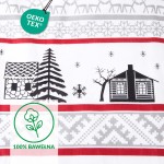 Pościel flanelowa 180x200 cm w białym kolorze, z wzorem w choinki i chatki. Grafika w odcieniach czerni i czerwieni, z elementami śniegu. Produkt ukazany z bliska, na płaskim tle, podkreślając detale wzoru i teksturę materiału.