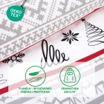 Pościel flanelowa 180x200 cm w kolorze białym z wzorem choinek i chatki. Ułożona w pozycji leżącej, z widocznymi szarymi i czerwonymi detalami. Na materiale znajdują się grafiki w formie śnieżynki, spirali oraz dekoracyjne paski.