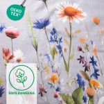 Pościel flanelowa 180x200 Florina Mist w kolorze szarym z kolorowymi kwiatami. Wzór przedstawia różnorodne kwiaty, w tym stokrotki, dzwonki i maki, na tle jednolitego szarego materiału. Ujęcie w zbliżeniu, ukazujące szczegóły druku i fakturę.