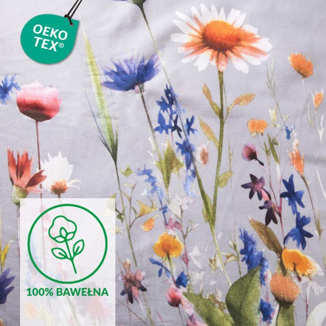 Pościel flanelowa 180x200 Florina Mist w kolorze szarym z kolorowymi kwiatami. Wzór przedstawia różnorodne kwiaty, w tym stokrotki, dzwonki i maki, na tle jednolitego szarego materiału. Ujęcie w zbliżeniu, ukazujące szczegóły druku i fakturę.