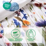 Pościel flanelowa 180x200 cm w białym kolorze, pokryta kolorowym wzorem kwiatów w odcieniach żółci, niebieskiego i zieleni. Na górze znajduje się delikatny niebieski motyl. Złożona, leżąca na jasnym tle, ukazująca fakturę materiału.