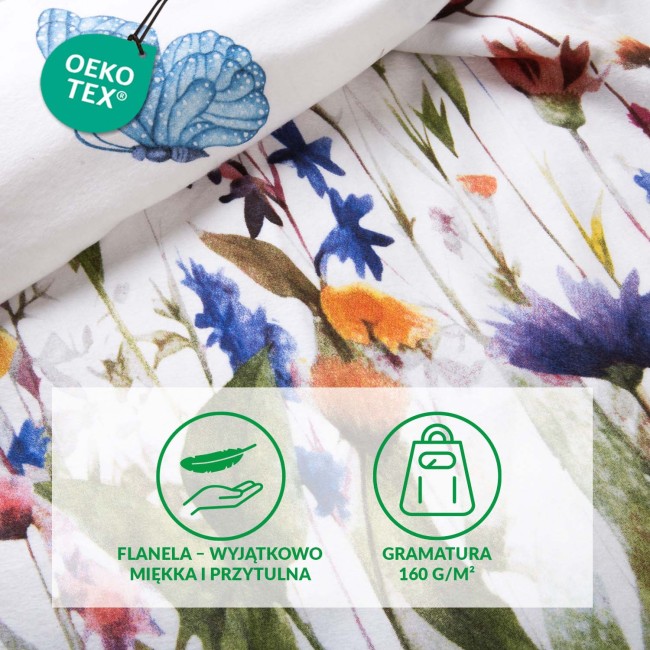 Pościel flanelowa 180x200 cm w białym kolorze, pokryta kolorowym wzorem kwiatów w odcieniach żółci, niebieskiego i zieleni. Na górze znajduje się delikatny niebieski motyl. Złożona, leżąca na jasnym tle, ukazująca fakturę materiału.