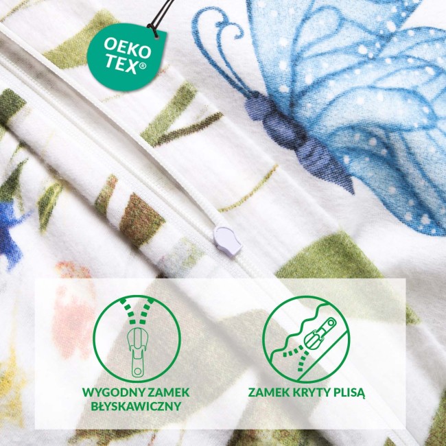 Zbliżenie na zamek błyskawiczny pościeli flanelowej 180x200 cm Florina Snow, białej z kolorowymi kwiatami. Widoczna jest tekstura materiału oraz detale wzoru, w tym niebieski motyl i zielone liście. Zamek jest biały, dobrze widoczny.